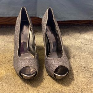Grey sparkling pumps